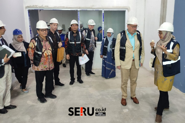 Berkeliling meninjau progres pembangunan dan laboratorium Pusat Layanan Infeksi RSUB. (rhd)