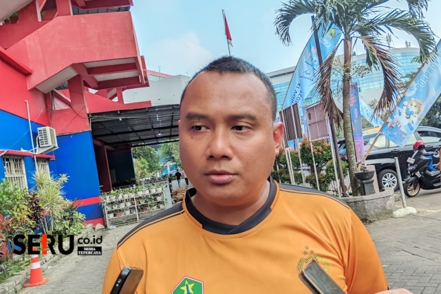 Kepala Satlantas Polresta Malang Kota menjelaskan, tilang dikenakan bagi bus ngetem di luar Terminal Arjosari. (bas)