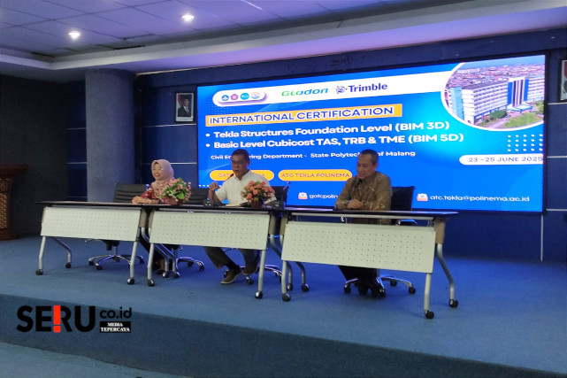 Kajur Teknik Sipil Polinema, Mohamad Zenurianto (tengah), membuka acara sertifikasi internasional Tekla dan Cubicost. (rhd)
