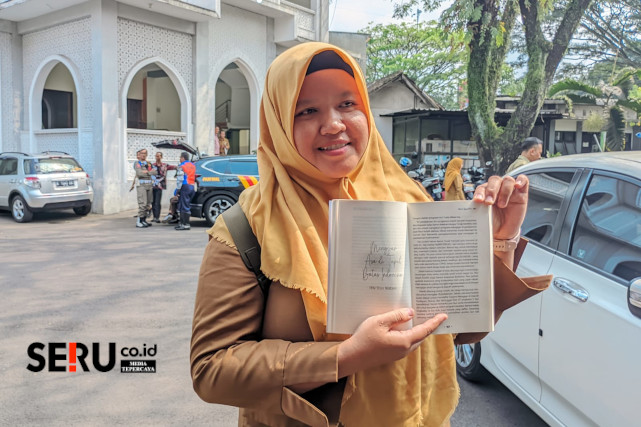 Guru SMPN 25 Malang, Heni Yulia Wardani mengungkapkan, banyaknya pesan kehidupan dalam bumi tersebut. (bas)