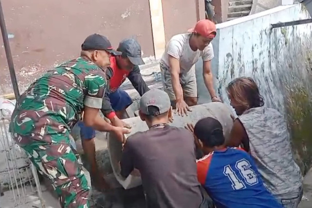 Babinsa Kedungkandang Bersama Warga Kerja Bakti Bersihkan Saluran Air