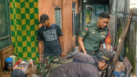 Babinsa Bareng Bersama Warga Bantu Bedah Rumah Tidak Layak Huni
