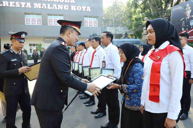 Kapolresta Malang Kota Berikan Penghargaan 24 Orang Personel Polri dan Dinsos