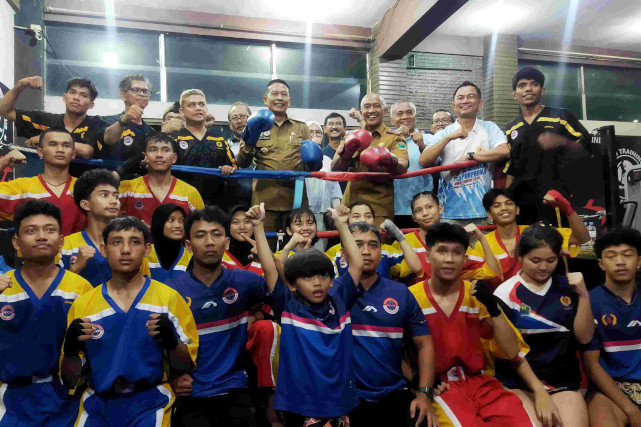 Wali Kota Malang foto bersama pelatih dan atlet Kickboxing. (ist)