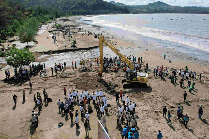 PJT I gunakan alat berat bersihkan kawasan Pantai Gemah Tulungagung. (ist)