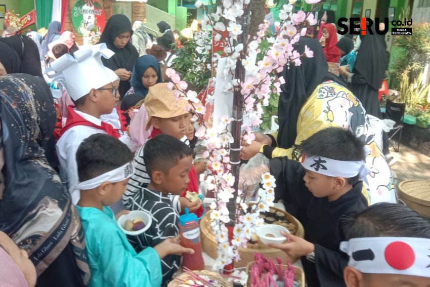 Ratusan peserta didik menyerbu bazar makanan tradisional Jepang. (ist)