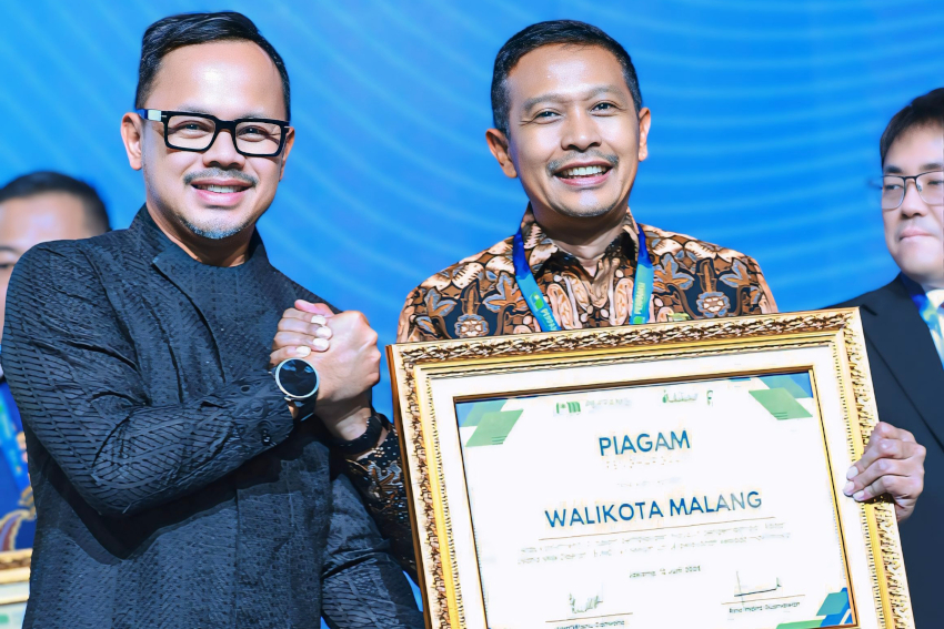 Wamendagri, Dr Bima Arya Sugiarto SIp MA menyerahkan penghargaan kepada Wali Kota Malang, Dr Ir Wahyu Hidayat MM. (ist)