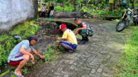 Babinsa Bersama Warga Jatimulyo Gotong Royong Bersihkan Lingkungan