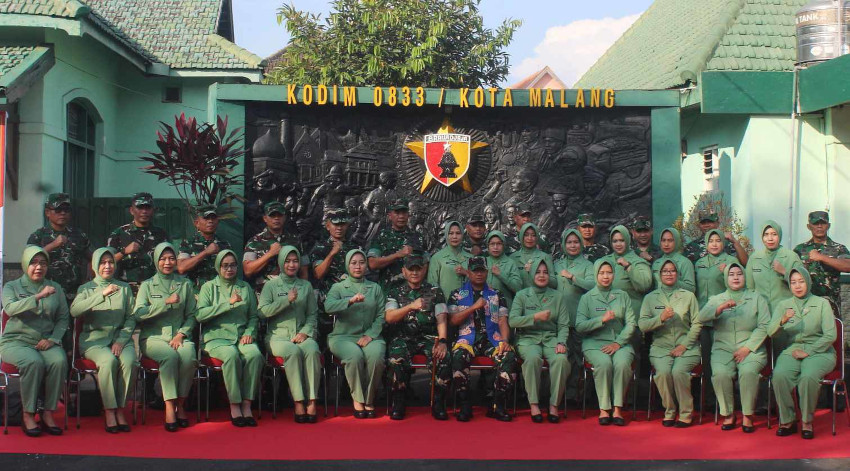 Danrem 083 foto bersama prajurit dan persit Kodim 0833. (ist)