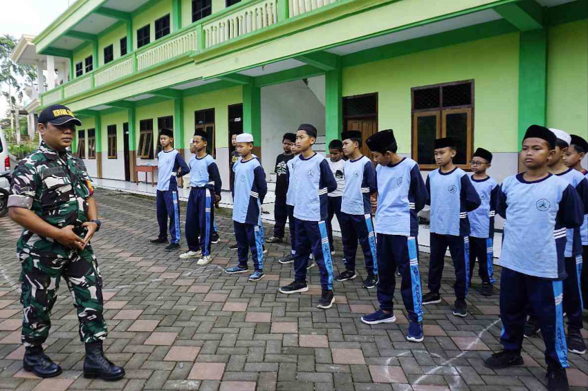 Babinsa Sukun Tingkatkan Disiplin dan Karakter, Bekali PBB Siswa SMPI Annuriyah