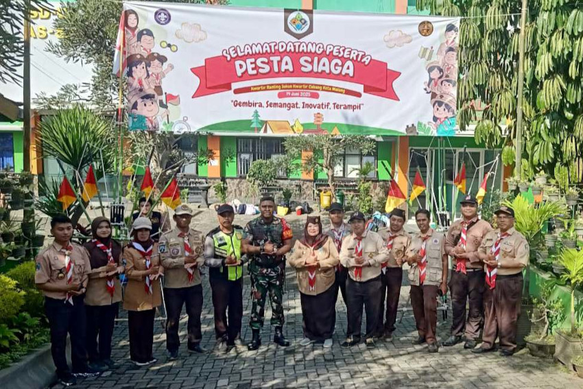 Babinsa Karangbesuki Monitoring Pesta Siaga Pramuka Kwartir Ranting Sukun di SD As Salam