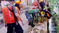 Babinsa, Linmas dan Warga Jatimulyo Kerja Bakti Massal Wujudkan Lingkungan Bersih