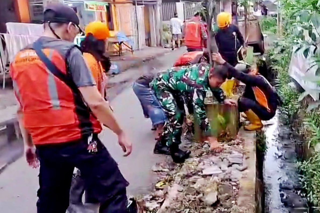 Babinsa, Linmas dan Warga Jatimulyo Kerja Bakti Massal Wujudkan Lingkungan Bersih
