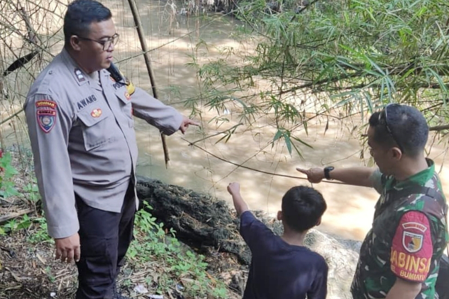 Babinsa Bumiayu bersama Bhabinkamtibmas dan Relawan Pencarian Anak Hanyut di Sungai Brantas