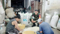 Babinsa Tunjungsekar Pantau Selepan Gabah, Pastikan Kestabilan Harga Pangan Lokal
