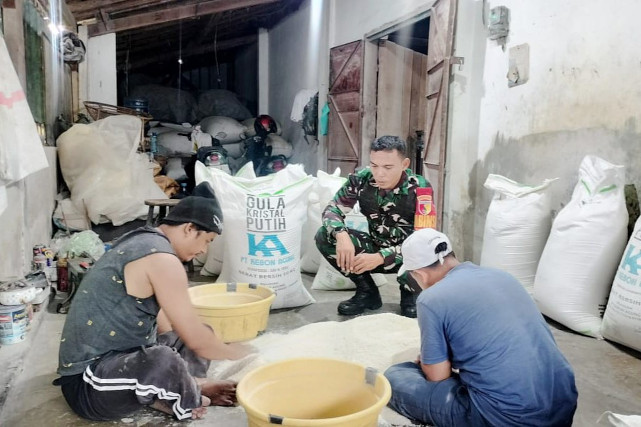Babinsa Tunjungsekar Pantau Selepan Gabah, Pastikan Kestabilan Harga Pangan Lokal