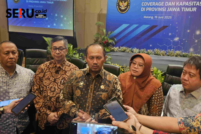 Deputi VII Bidang Koordinasi Komunikasi dan Informasi Kemenko Polkam (tengah) dan Kepala Diskominfo Jatim (dua kanan), menjawab pertanyaan awak media. (rhd)