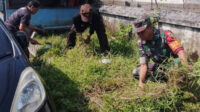 Babinsa Blimbing Bersama Warga Jodipan Kerja Bakti Wujudkan Lingkungan Asri dan Bersih