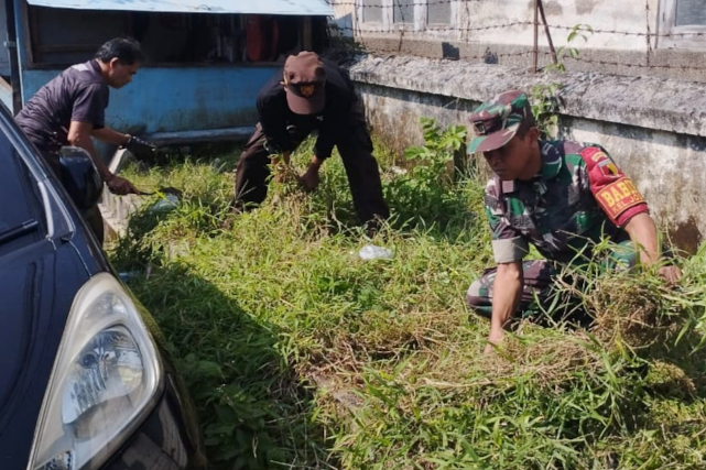 Babinsa Blimbing Bersama Warga Jodipan Kerja Bakti Wujudkan Lingkungan Asri dan Bersih