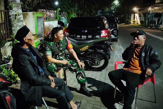 Babinsa Klojen Intens Patroli Dialogis dengan Warga Bareng