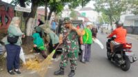 Babinsa Klojen Bersama Linmas dan Warga Kerja Bakti Bersihkan Lingkungan