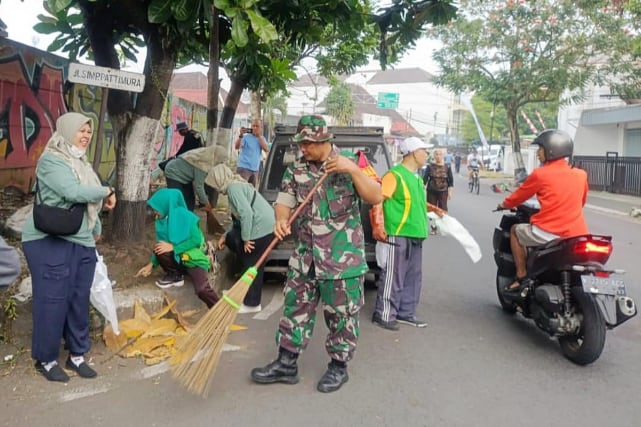 Babinsa Klojen Bersama Linmas dan Warga Kerja Bakti Bersihkan Lingkungan