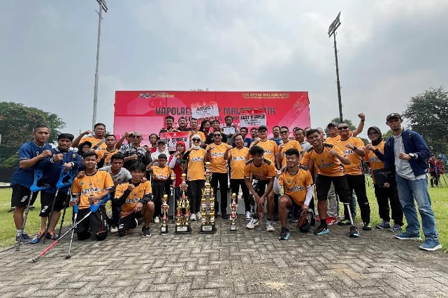 Arif Setyo Budi dan tim Persama beserta Kapolresta, Wali Kota dan Ketua DPRD Kota Malang usai menjuarai Kapolresta Malang Kota Cup 2025. (dok Arif SB for SERU.co.id)