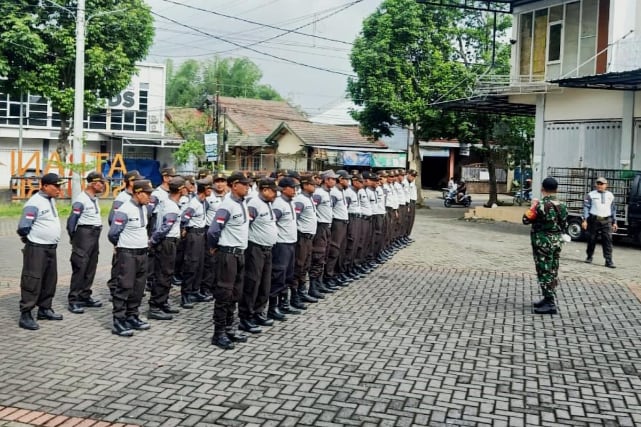 Babinsa Sukun Bina dan Latih Linmas Mulyorejo Tingkatkan Kesiapsiagaan