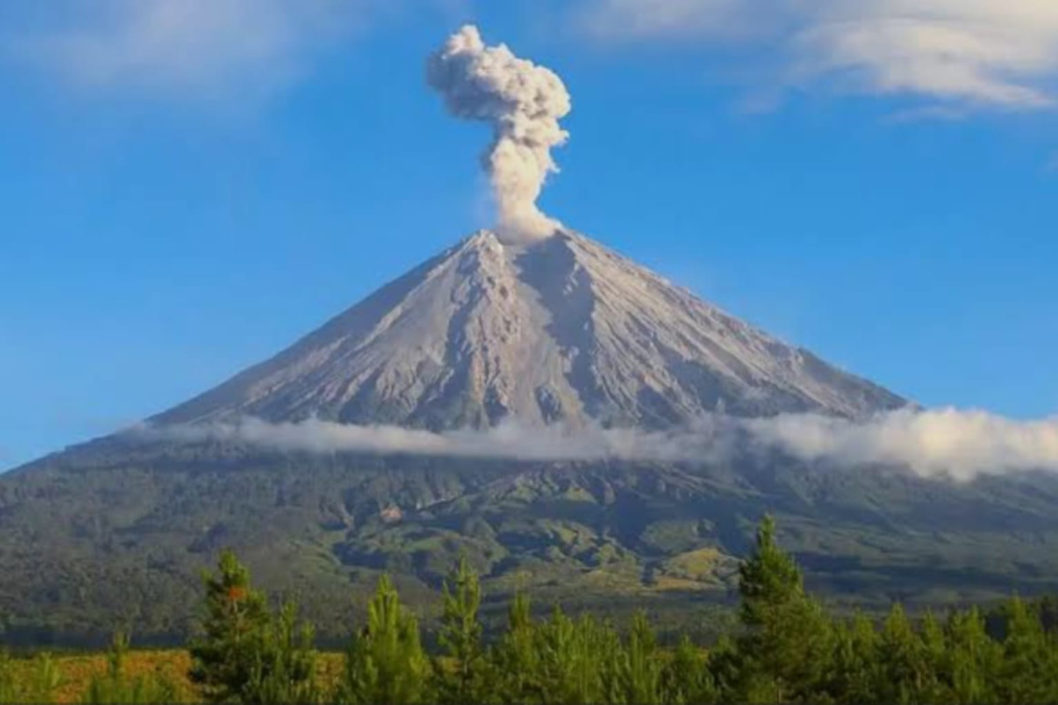 Gunung Semeru Erupsi, BMKG Pantau Sebaran Abu Vulkanik ke Arah Barat