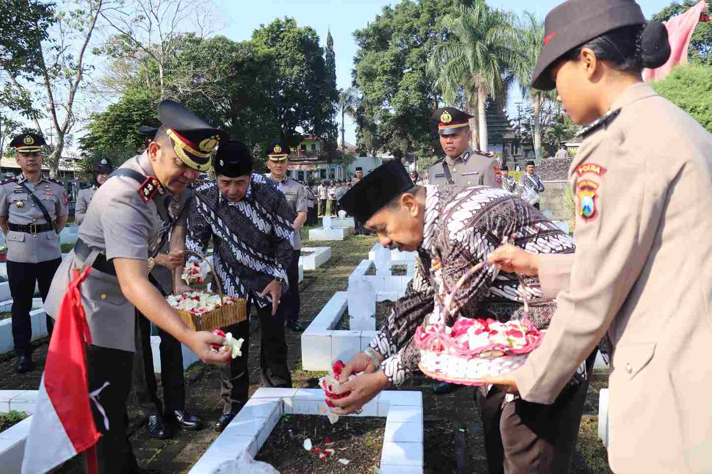 Ziarah Hari Bhayangkara ke-79 Polres Batu di TMP Suropati Berjalan Khidmat