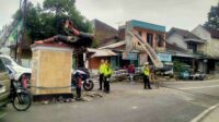 Truk Gandeng Overload Tersangkut Kabel, Monumen Pahlawan di Pakisaji Roboh