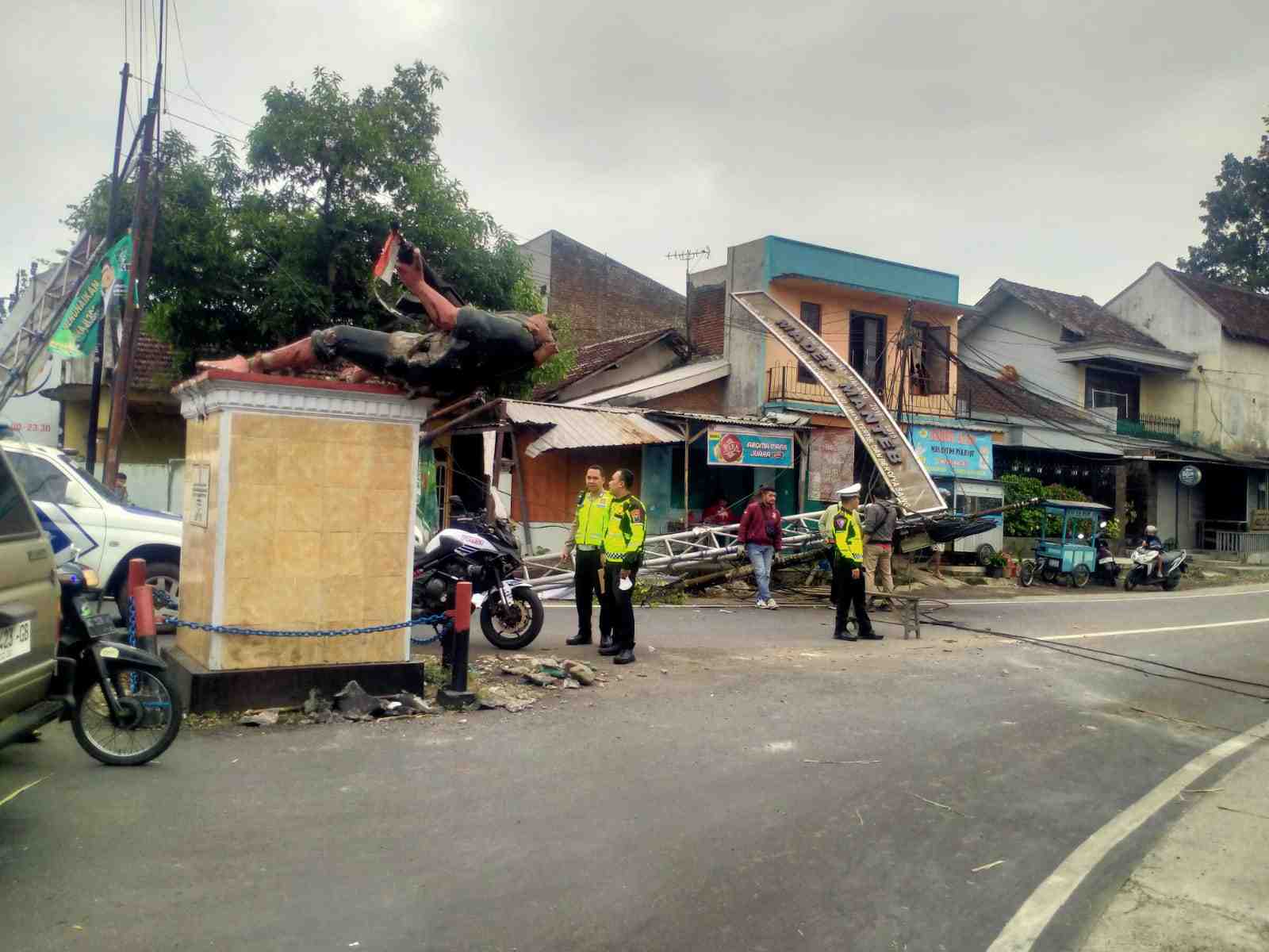 Truk Gandeng Overload Tersangkut Kabel, Monumen Pahlawan di Pakisaji Roboh