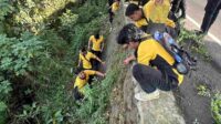 Personel Polres Batu Sambut Hari Bhayangkara Dengan Kerja Bakti Bersihkan Sungai bersama TNI 