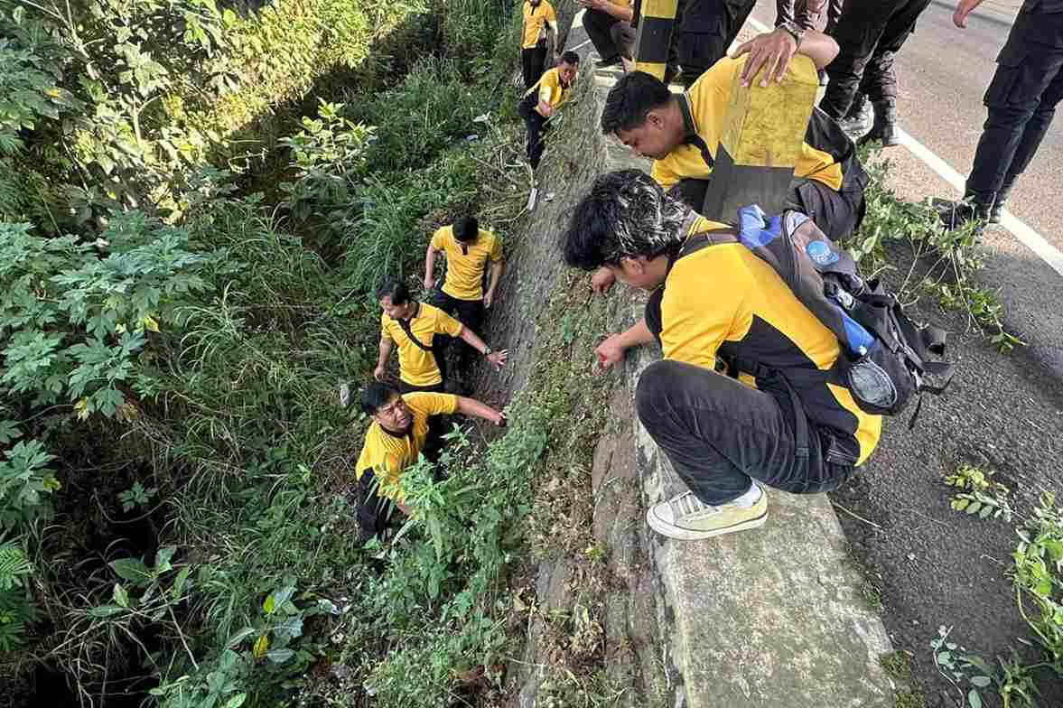 Personel Polres Batu Sambut Hari Bhayangkara Dengan Kerja Bakti Bersihkan Sungai bersama TNI 