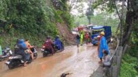 Material Longsor Lumpuhkan Jalan Penghubung Malang - Lumajang