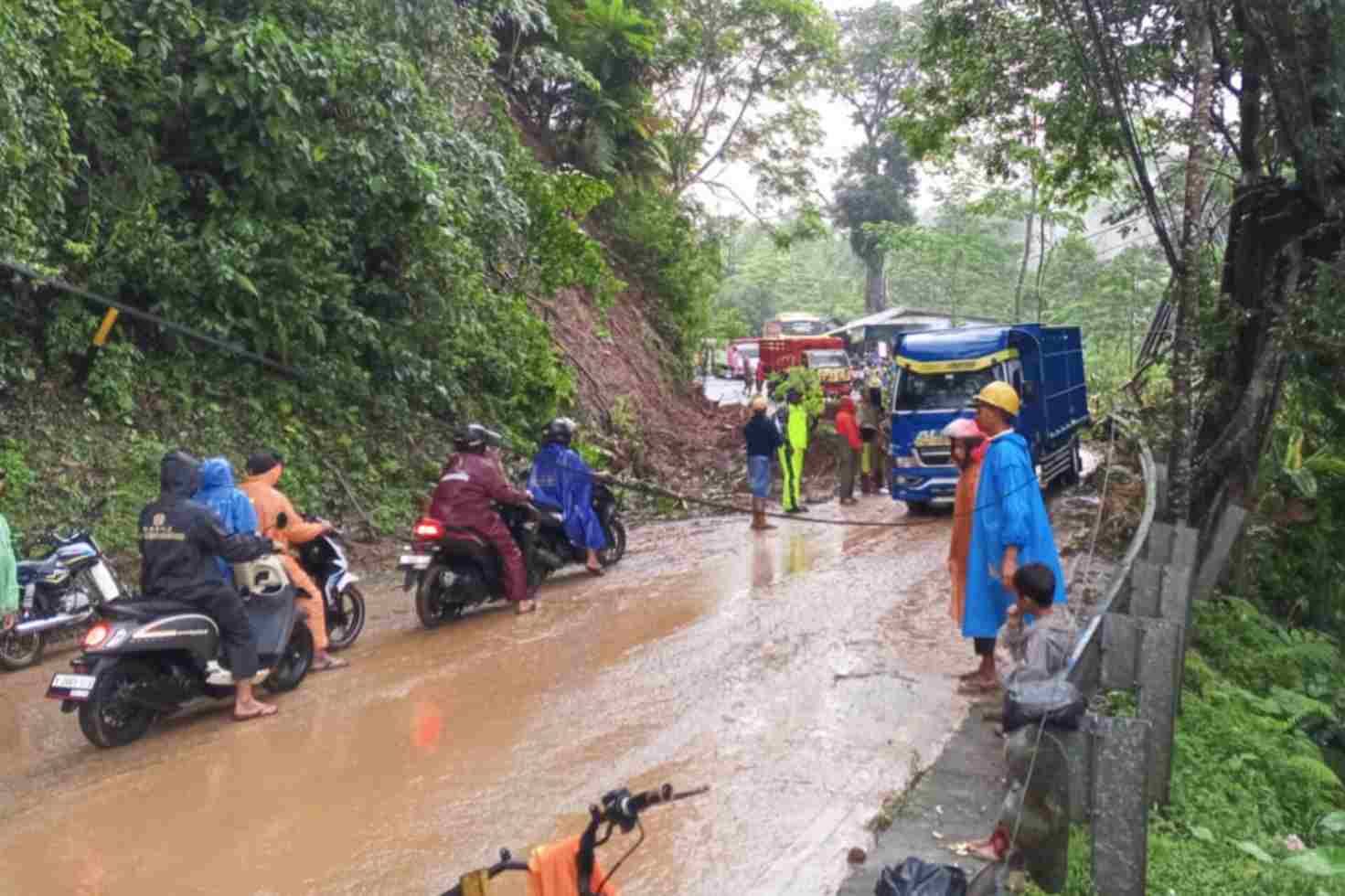 Material Longsor Lumpuhkan Jalan Penghubung Malang - Lumajang