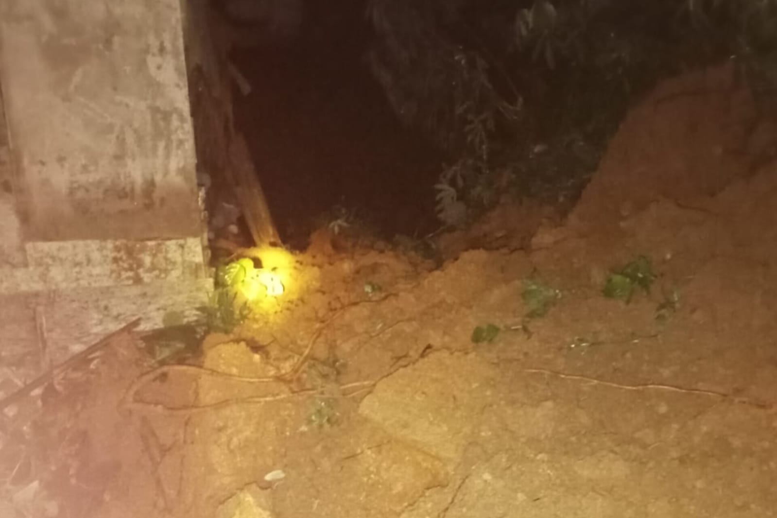 Dua Rumah di Tirtoyudo Terdampak Tanah Longsor Saat Cuaca Ekstrem