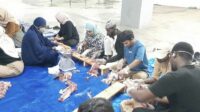 Mahasiswa Asing UB Pertama Kali Ikut Potong dan Bagikan Daging Qurban di FIA UB