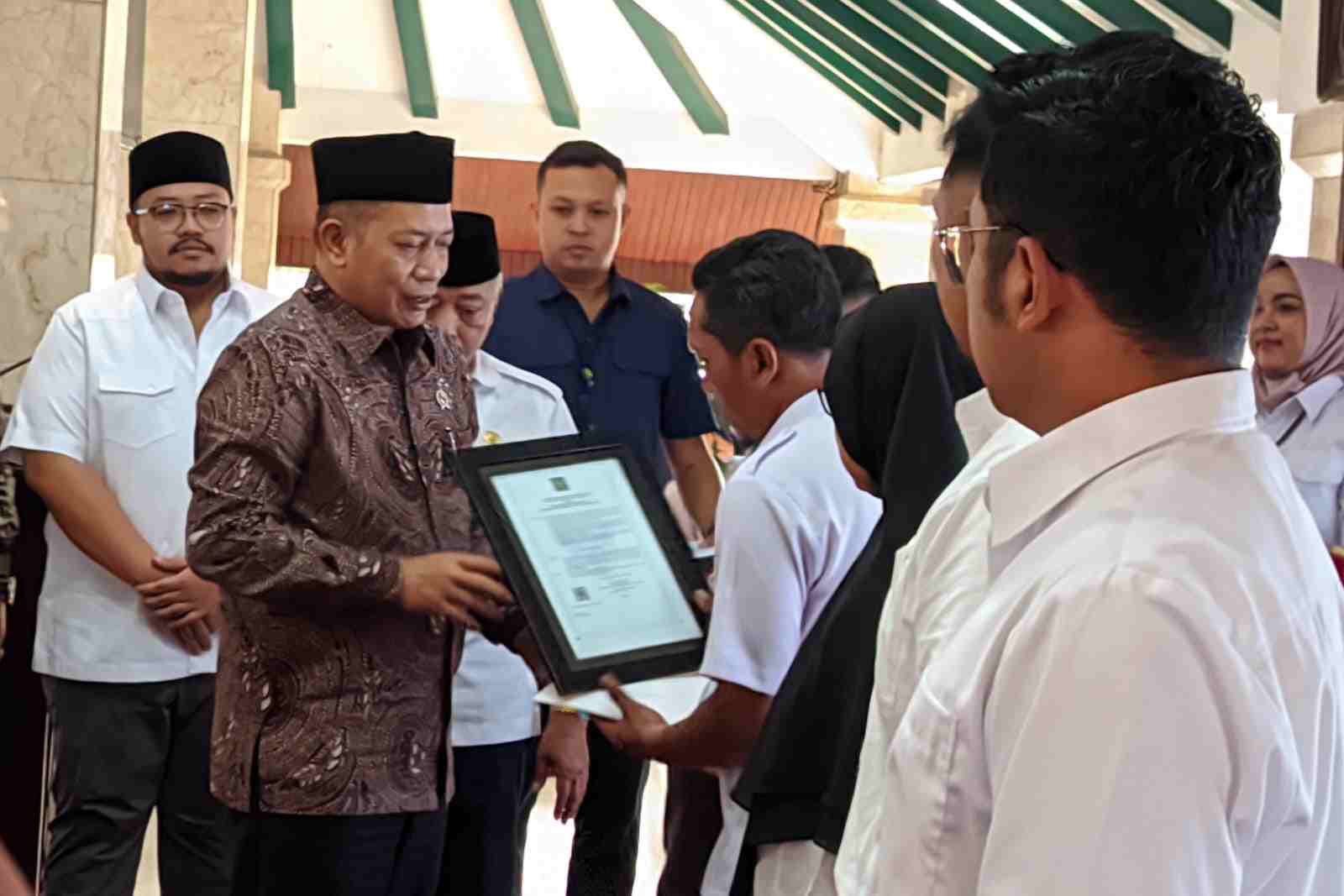 SK Badan Hukum 390 Koperasi Merah Putih di Kabupaten Malang Diserahkan ke Pengurus