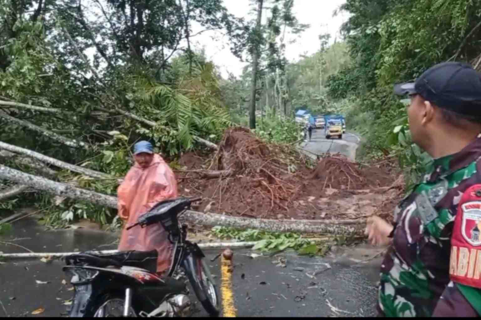 Material Longsor Lumpuhkan Jalan Penghubung Malang - Lumajang