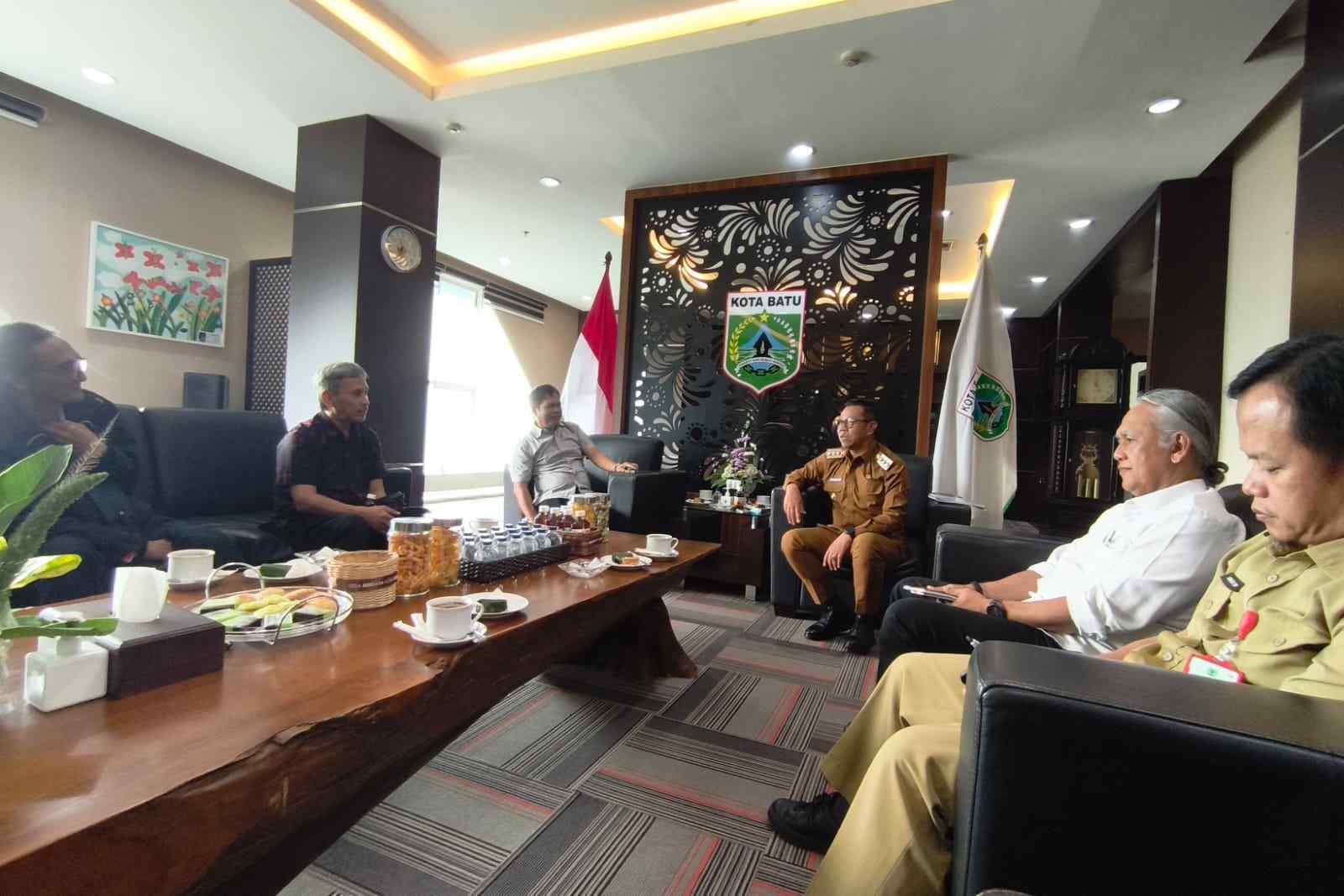 Wali Kota Batu Terima Audiensi Jajaran Redaksi Memo X Group di Ruang Kerja