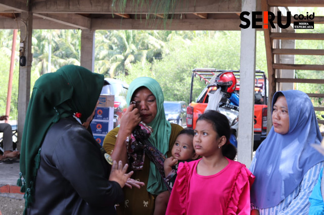Tangis Keluarga Korban Nelayan Hilang Pecah Saat Mbak Ulfi Kunjungi Posko Tim SAR Gabungan 