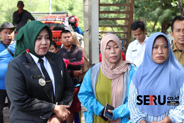 Tangis Keluarga Korban Nelayan Hilang Pecah Saat Mbak Ulfi Kunjungi Posko Tim SAR Gabungan