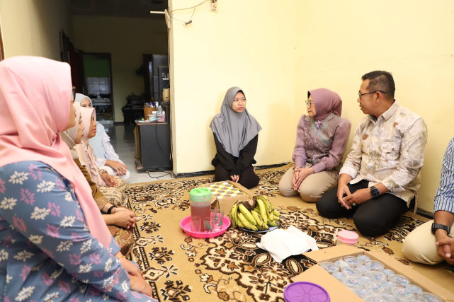 Wali Kota Batu dan Ketua TP PKK Takziah ke Kediaman Adelia Savitri Beri Bantuan Beasiswa Kuliah