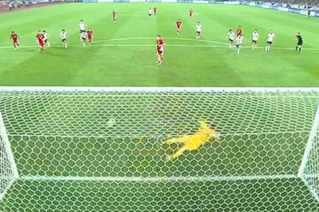 Penalti Ole Romeny berhasil mengecoh kiper China, Dalei Wang. (rhd)
