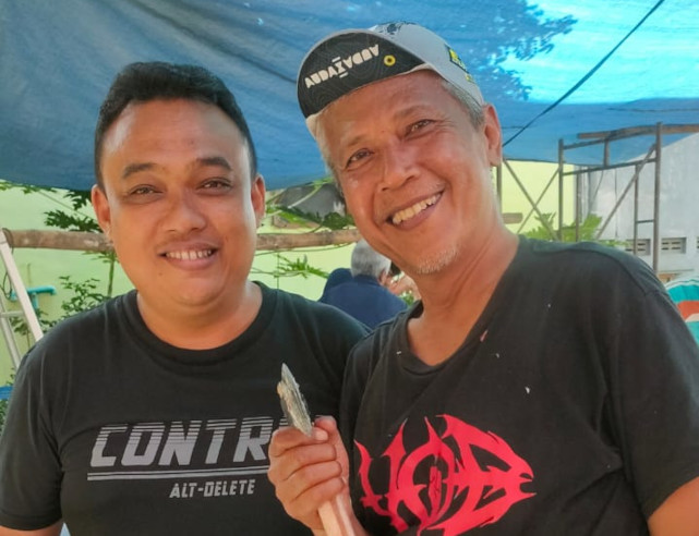 Ketua panita kurban di Perum Jasatirta, Tri Wahyudi (kiri) bersama wakil ketua, Gatot Pujiarto. (Seru co.id/mzm)