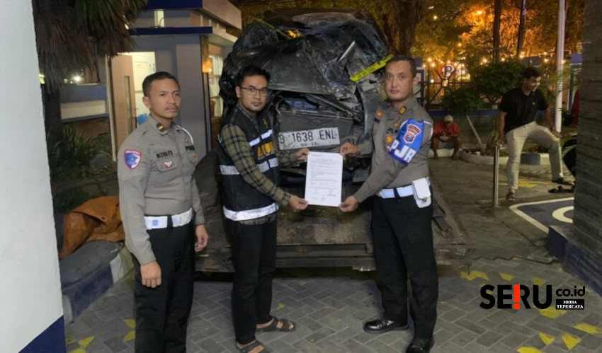 Mobil Berisi Rokok Ilegal dari Pamekasan Tabrak Rumah Warga
