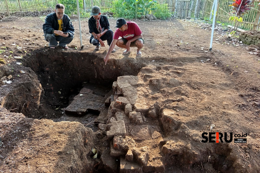 Arkeolog dari Universitas Negeri Malang (UM), Muzakir Dwi Cahyono saat melihat temuan batu bata yang diduga struktur candi. (Seru.co.id/wul) 