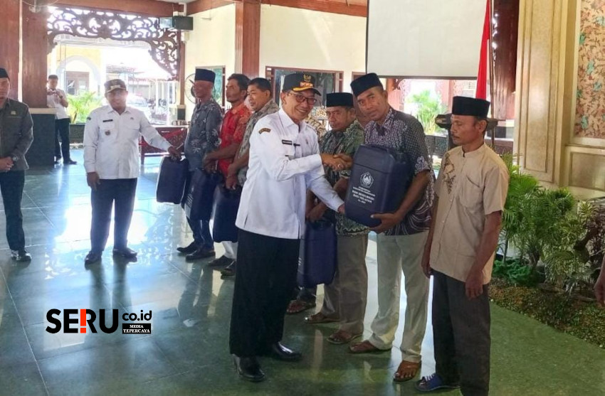Ratusan Nelayan Pamekasan Terima Jerigen dan Kartu BPJS Kesehatan