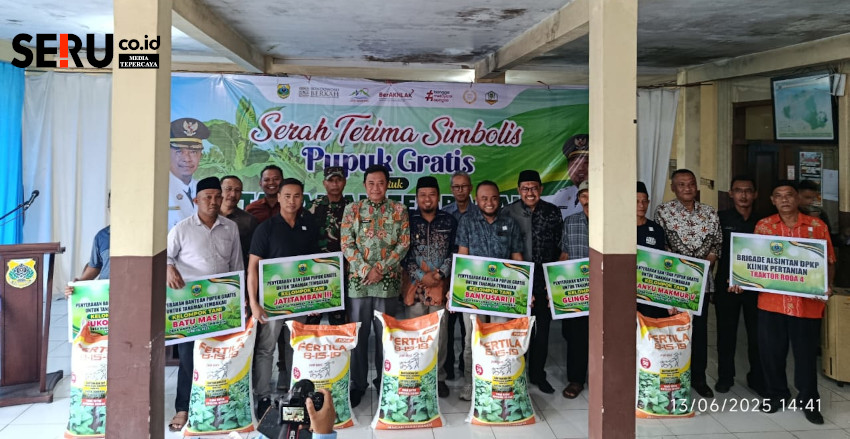 Bupati Bondowoso Bagikan 130 Ton Pupuk Gratis untuk Petani Tembakau